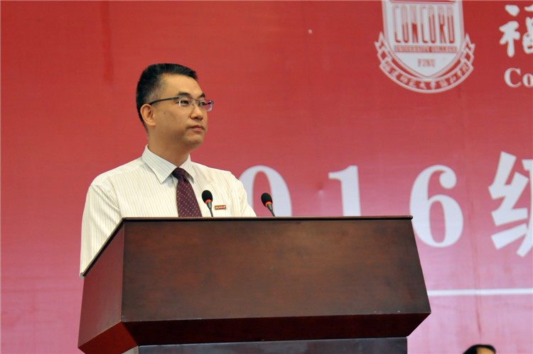 20160918我院隆重举行2016级新生开学典礼 院党委副书记林鲁文主持开学典礼 杨竞雯.jpg