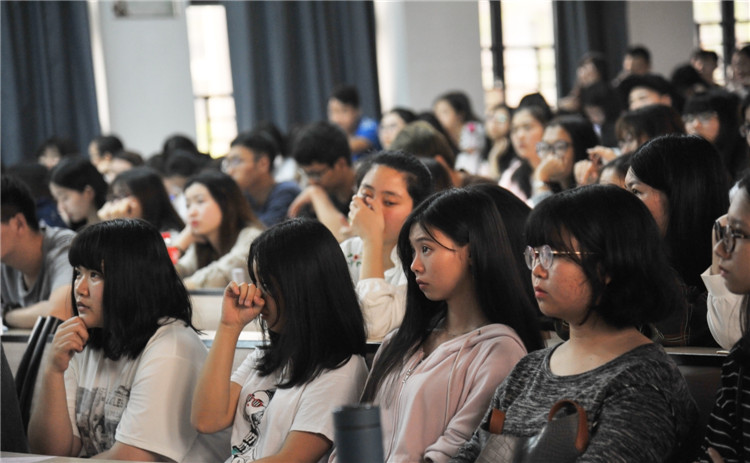 20170409 道德讲堂现场师生不少感动落泪 徐梦蓥 摄.JPG