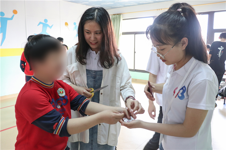 1、志愿者与福州市儿童福利院的孩子们互动.jpg