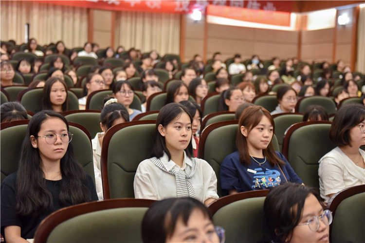 20200923新生入学教育专题讲座 新生正在认真听讲 杨竞雯摄.jpg