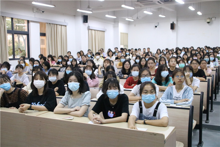 20200923新生入学教育专题讲座全景图 新生正在认真听讲 曹奥强摄.JPG