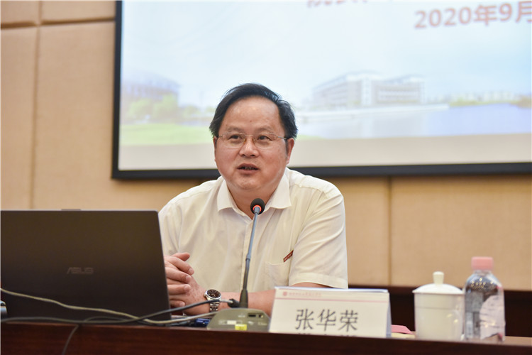 20200923新生入学教育专题讲座 张华容院长正在讲话 杨竞雯摄.JPG