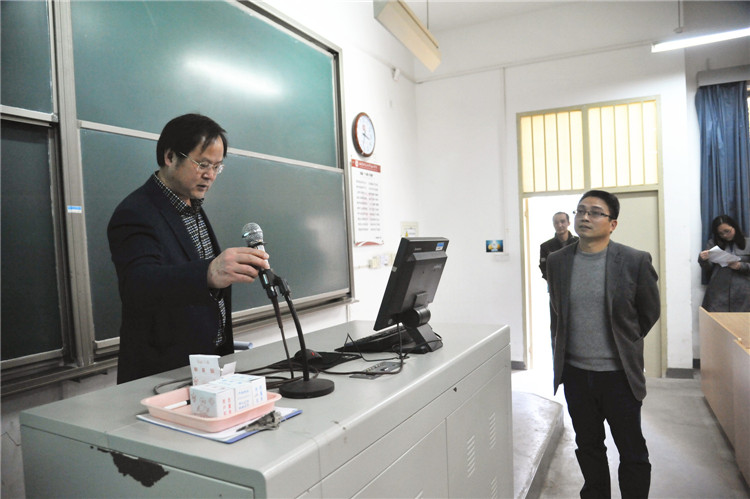 20170217张华荣院长(图左)、王进安副院长(图右)检查开学前准备工作 (1).jpg