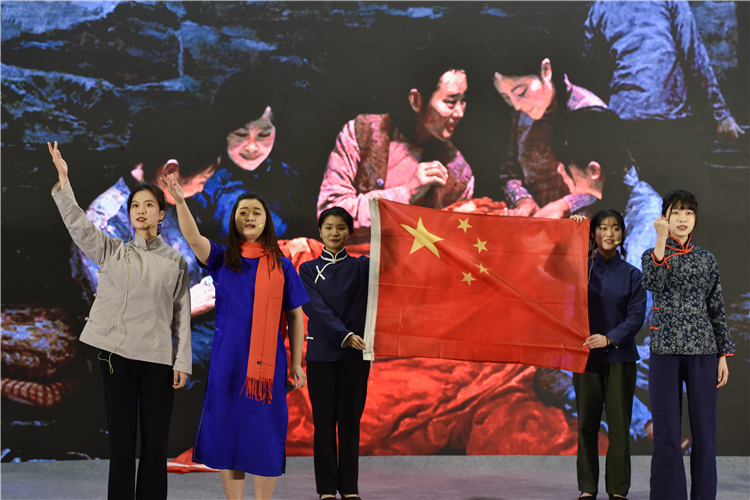 20191211开云手机入口主题教育情景党课展演暨基层党组织建设成果汇报 《风展红旗 见证初心》林响摄 (16).jpg