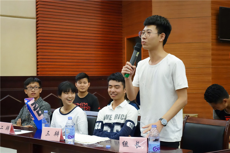 “奇葩说”反方组长答辩 黄佳颖摄.jpg