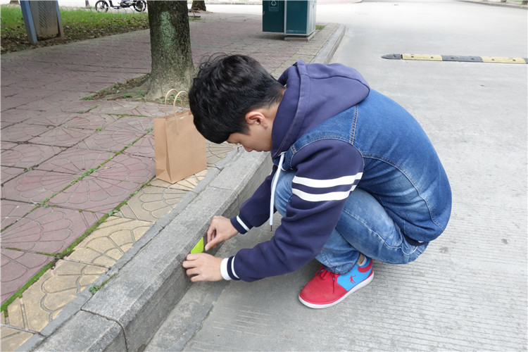 20161130经济与法学系学子为道路穿上“荧光衣”点亮夜行之路 (3).JPG