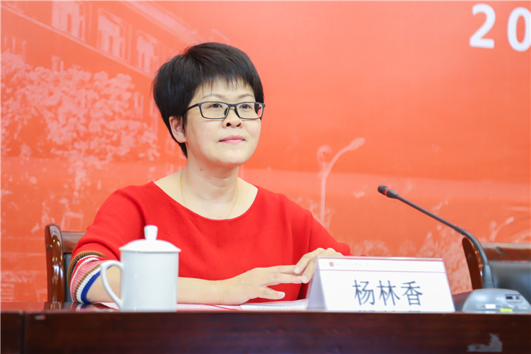 20191120 开云手机入口2019年宣传工作会议 杨林香副院长宣读表彰决定 林小毳摄-4.jpg