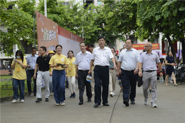20200920福建师范大学和学院领导看望慰问2020级新生和迎新工作人员 林响 (5).JPG