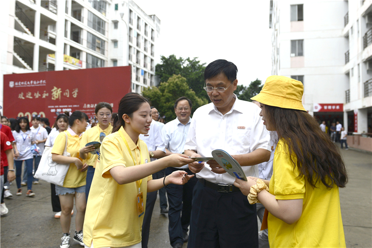 20200920福建师范大学和学院领导看望慰问2020级新生和迎新工作人员 林响 (7).JPG