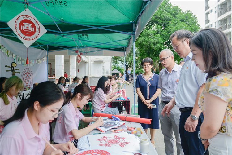20200920福建师范大学和学院领导看望慰问2020级新生和迎新工作人员 林响 (2).jpg