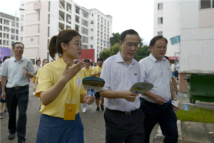 20200920福建师范大学和学院领导看望慰问2020级新生和迎新工作人员 林响 (8).JPG