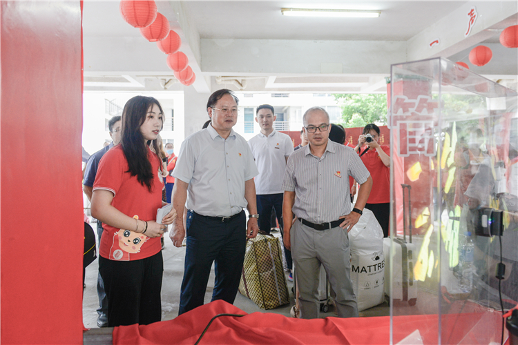 20200920福建师范大学和学院领导看望慰问2020级新生和迎新工作人员 林响 (1).jpg