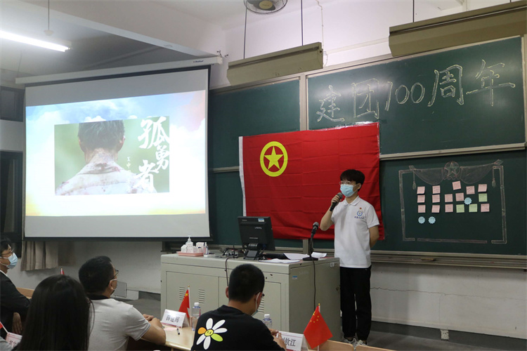 20220427 信息技术系开展“弘扬五四精神,挥洒热血青春”五四专题团课 方雅楠拍摄 (22).jpg
