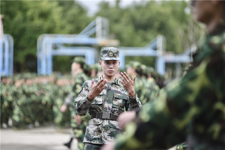 20211110 八一学社退伍兵陈建兴助训特写 陈贞元摄 (2).jpg