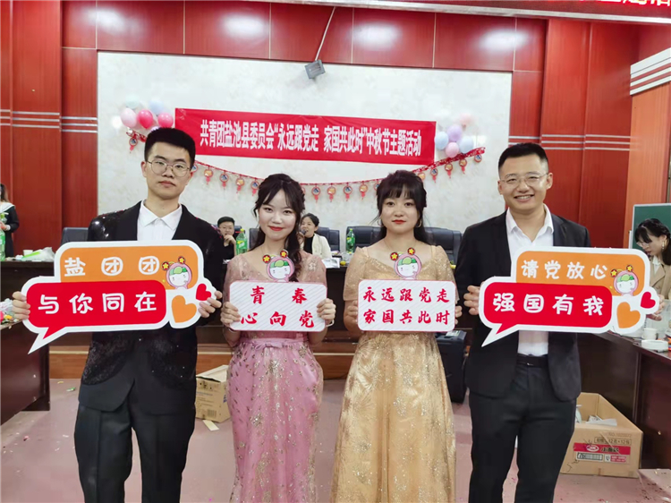 林奕杰工作合照(左一).jpg