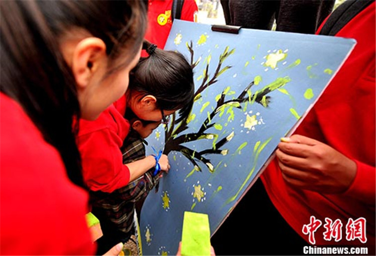 福州青年志愿者和患有自闭症的孩子在一起作画 中新社记者 张斌 摄.jpg