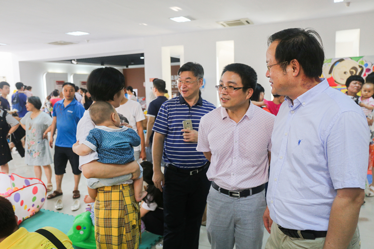20170610六一游园会 院领导巡视 左一张杰院长二王进安院长三张华荣院长 叶晓晖 (11).jpg