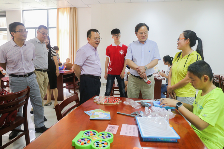 20170610六一游园会 院领导巡视 左一王进安院长二林鲁文书记三黄俊兴书记四张华荣院长 叶晓晖 (12)_副本.jpg
