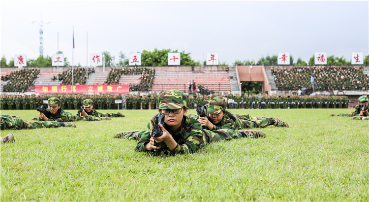 持枪匍匐 徐梦蓥 (2).JPG