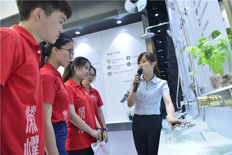 大学生们参观九牧厨卫集团有限公司核心技术中心 (3).JPG