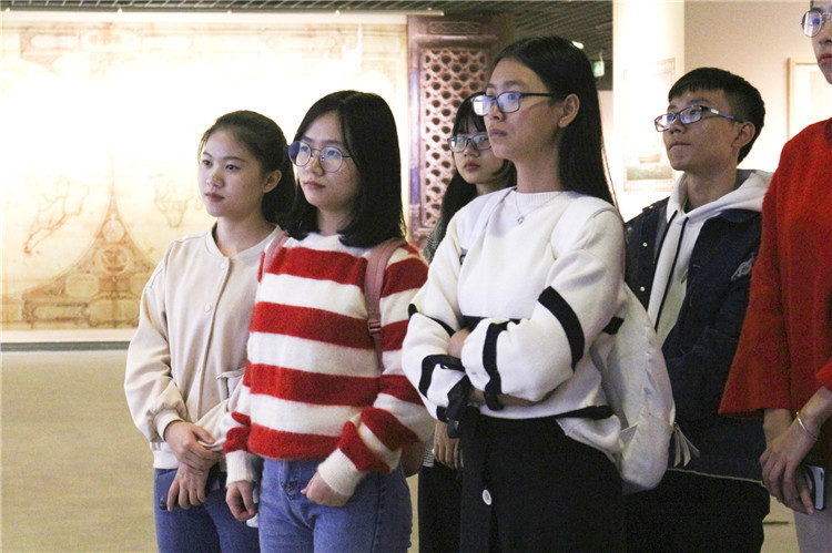 学员们在认真学习参观文献 范思捷.jpg