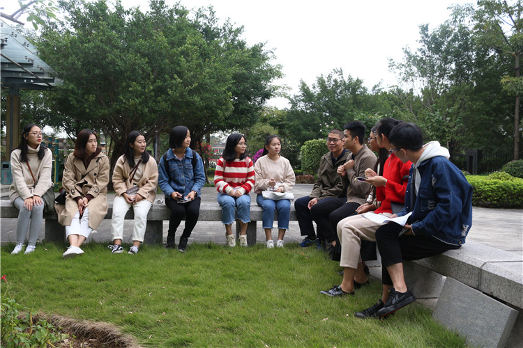 学生们与老师一同讨论 范思捷.JPG
