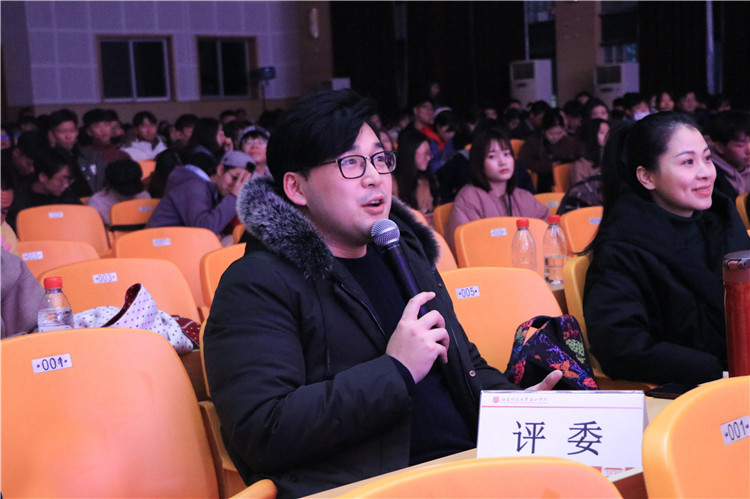 20181214学院第十六届十佳歌手大赛“十五恢弘 盖世音雄” 评委就选手精彩比赛进行点评 罗钰龙摄.jpg