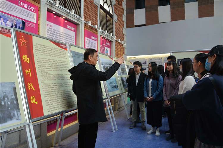20171211 讲解老师为师生党员代表介绍福建解放历史 潘树琛(1).JPG