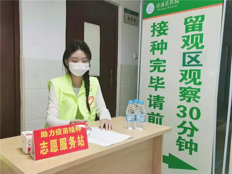 20220223外语系2019级英语专业许舒婷新冠疫苗接种志愿者照片.jpg