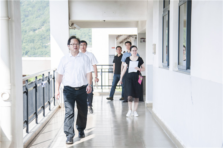 20180903院领导检查开学首日教学运行情况 (2).jpg