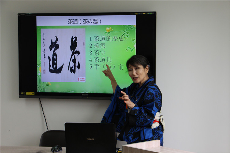 20160511外教普及日本茶道 我院学子感受异国文化 陈薇妃 (2)【外教渡边真理子正为创业班学生们讲解茶道】.JPG