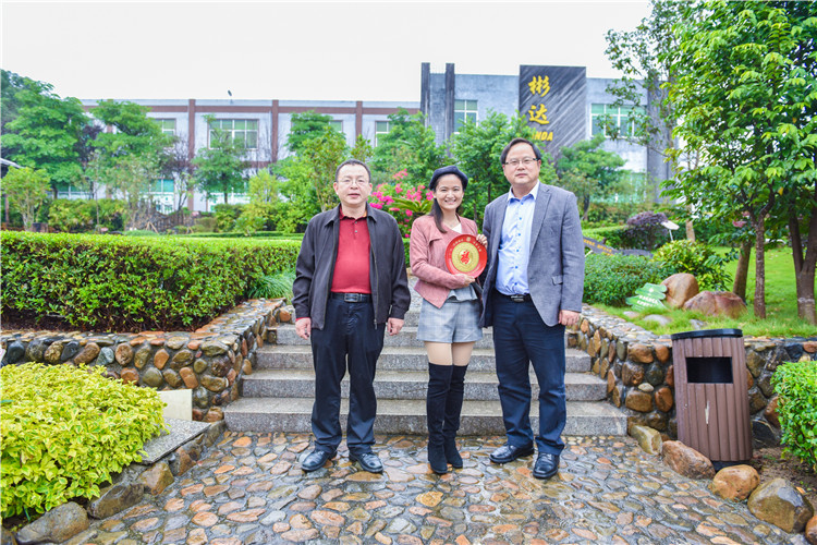 20181117院领导走访厦门校友企业并开展校友座谈 院领导向曾少芳校友赠送纪念品并合影 林响摄 (4).JPG