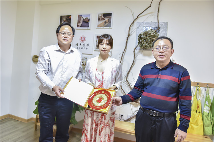 20181116院领导走访厦门校友企业并开展校友座谈 院领导向杨舒婷校友赠送纪念品并合影 林响摄 (5).JPG