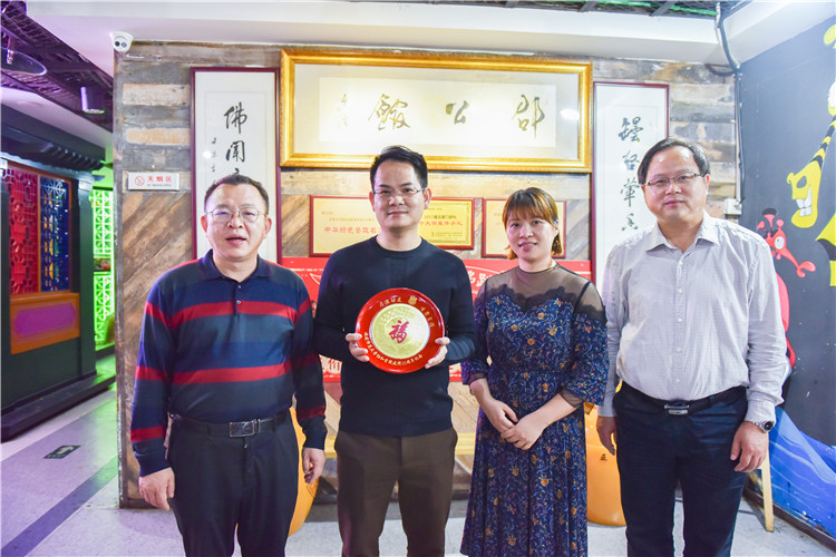 20181117院领导走访厦门校友企业并开展校友座谈 院领导向邵加福和许雅妍伉俪校友赠送纪念品并合影 林响摄 (1).JPG