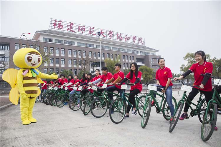 小黄桑介绍公益自行车.jpg