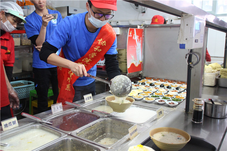 志愿者为就餐师生打饭.JPG