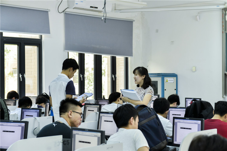 20160905开学第一课的课堂上,老师与学生展开课堂互动 林响 .jpg