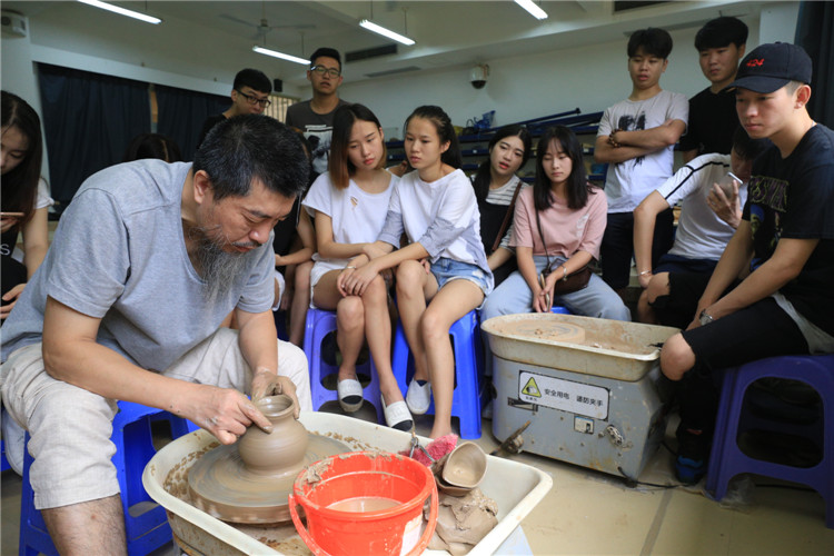 20160905卢佳伦老师为学生展示陶艺制作技巧 叶晓晖.jpg
