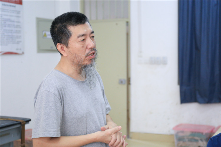 20160905文化产业系老师卢佳伦正在向学生介绍陶艺艺术 叶晓晖.jpg