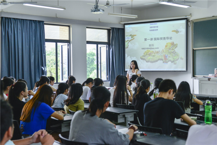 20160905国际贸易课上老师为学生解答专业知识 林响.jpg