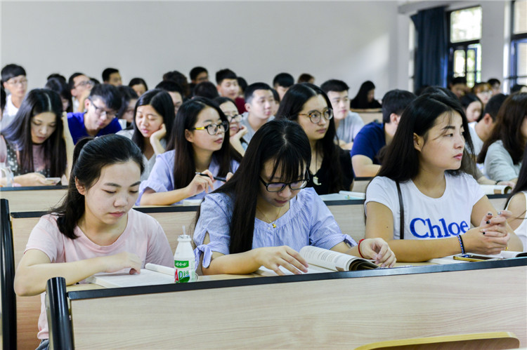 20160905开学首日,学生迅速进入课堂状态 林响 .jpg