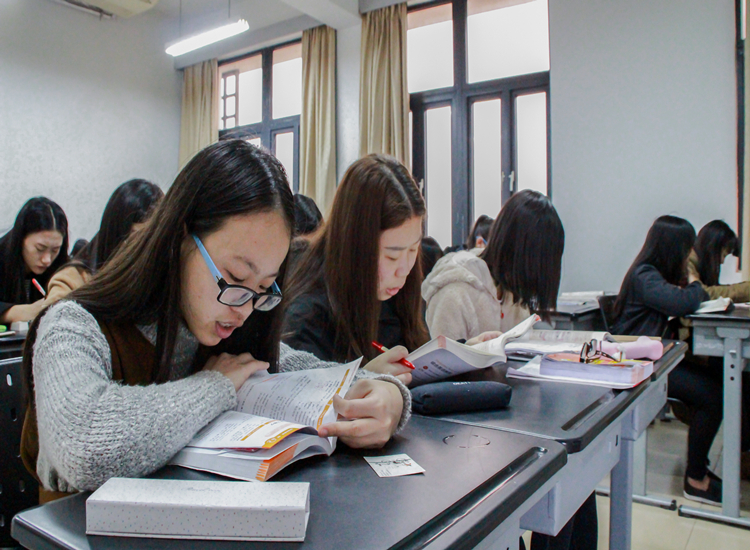 20170306 外语系同学在晨读 徐梦蓥.JPG