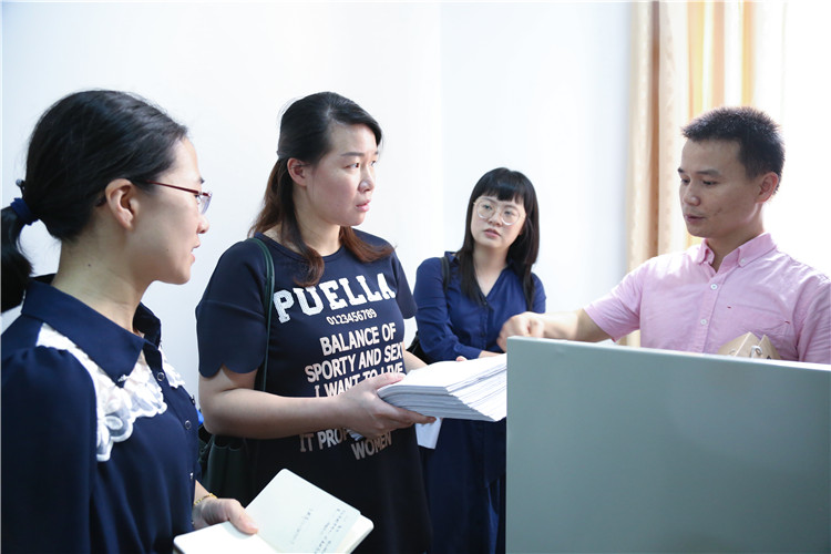 20180515 陈小芬老师在档案室检查学生的档案 李燕萍摄 (1).jpg