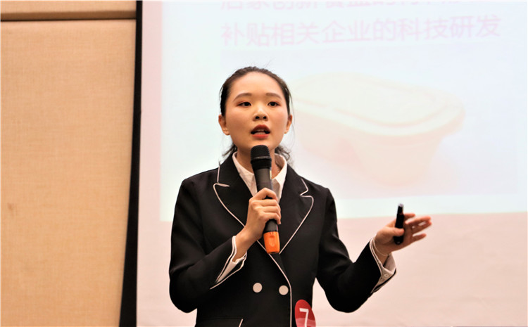 参赛选手与评委进行答辩(赵梦滢).JPG