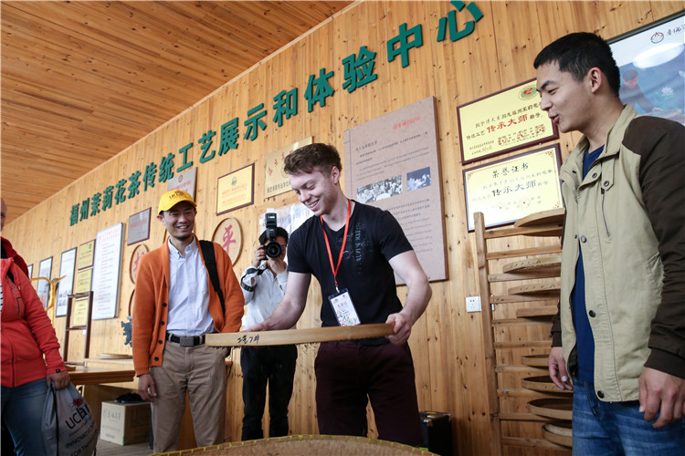 英国学生James在拜茶 朱高航摄 - 副本.JPG