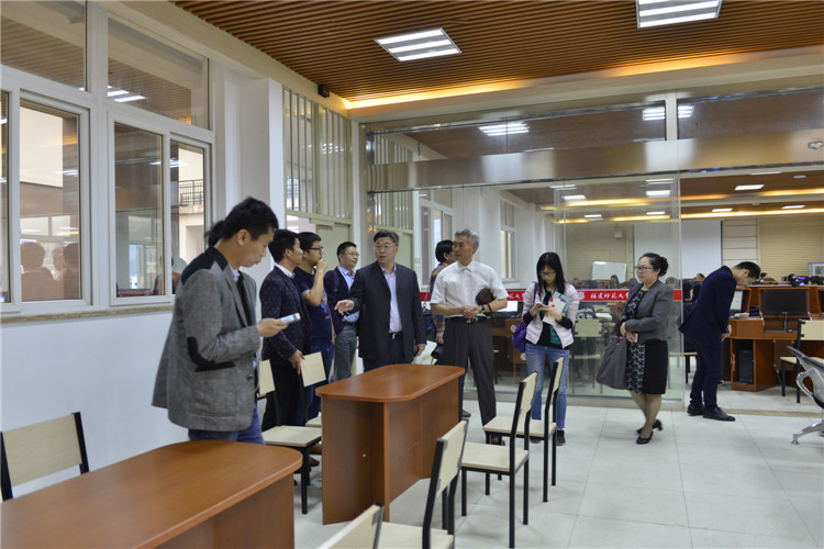 20170411省民办教育协会高专委代表一行莅临我院参观指导 (5).JPG