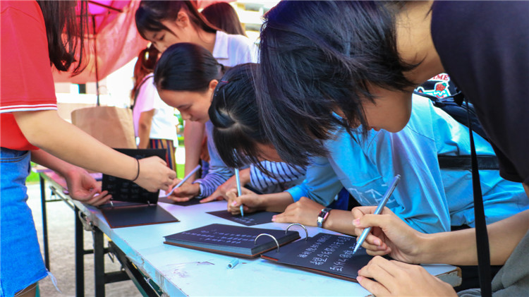 同学们正在给福利院的孩子们留言 (2).JPG