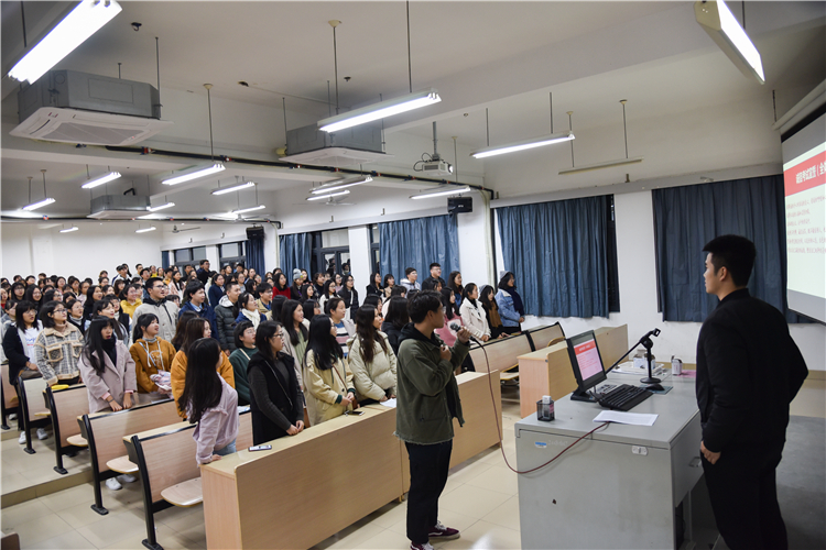 学生党员们在台前带头宣誓.jpg