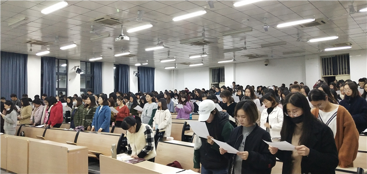 同学们参与诚信考试承诺书签署.jpg