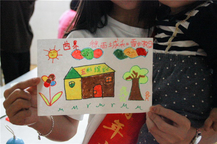 20171014外语系青协活动 邱迎银 小朋友画了一幅画送给志愿者姐姐.jpg